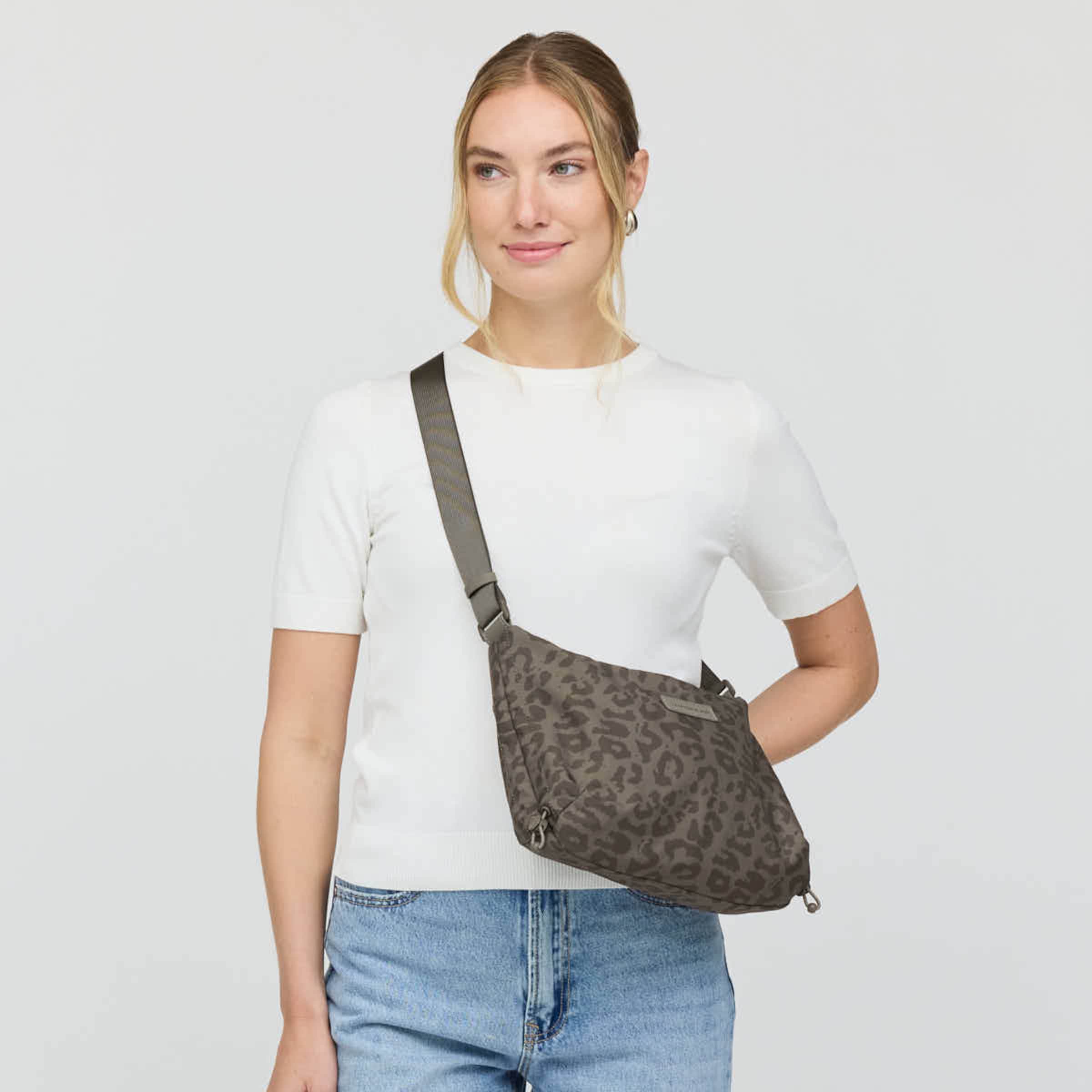 Skara Small Leo Dark Brown