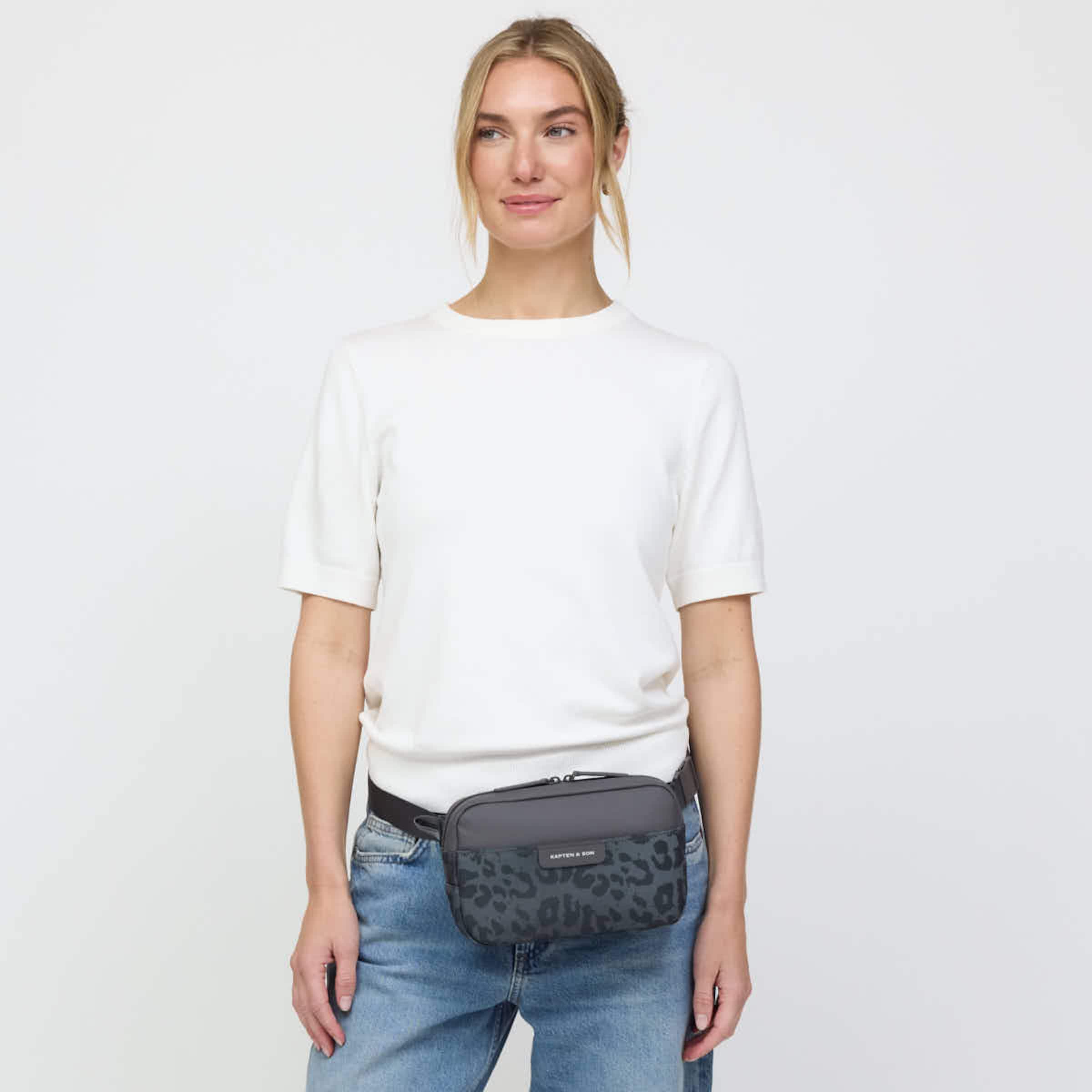 Bergen Pro Crossbody Leo Dark Grey