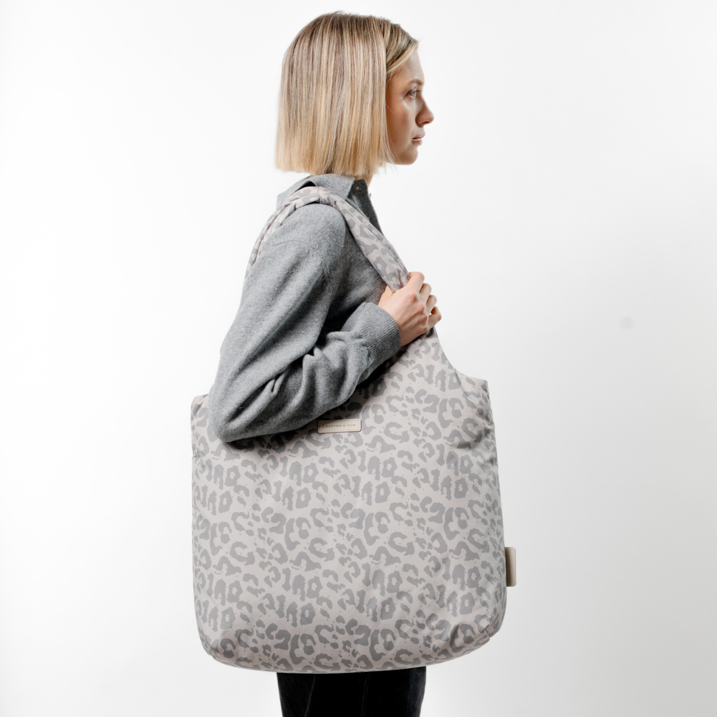 Skara Cloud Shopper Leo Sandstone