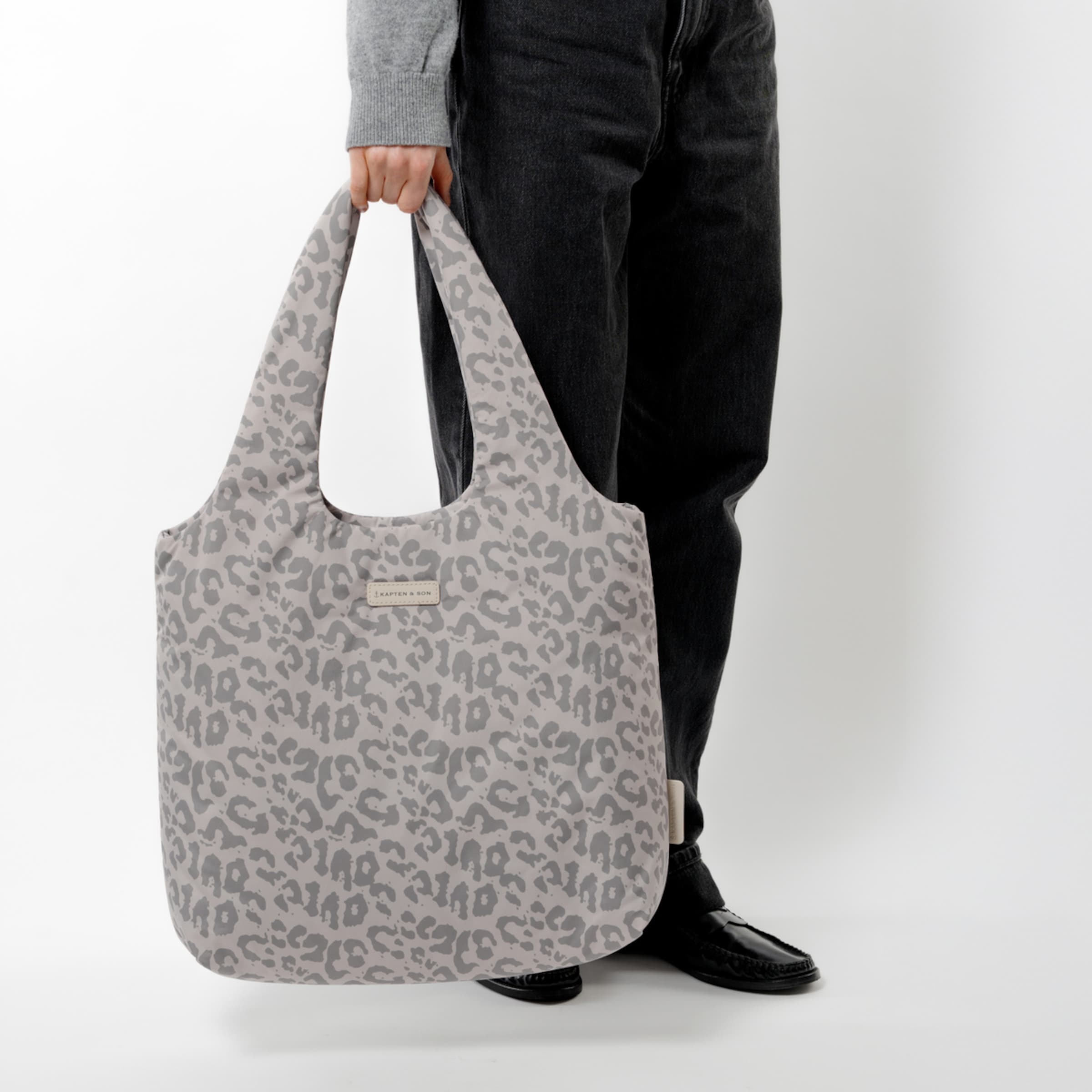 Skara Cloud Shopper Leo Sandstone
